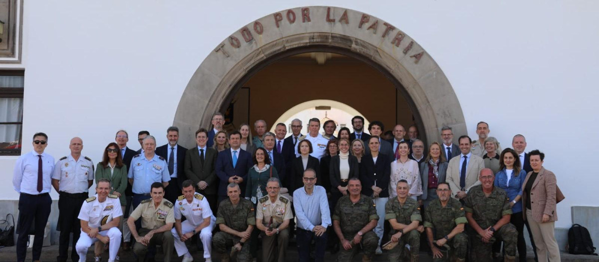 Foto de familia del Curso de Defensa Nacional del Centro Superior de Estudios de la Defensa Nacional (CESEDEN), encabezado por el General Luis C. Torcal