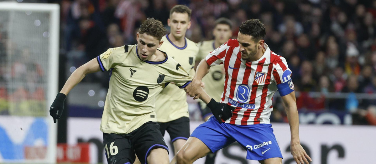 Fermín pelea un balón con Koke