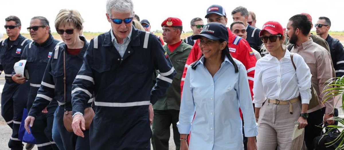 El secretario de Energía de EE.UU. Chris Wright y la presidenta encargada de Venezuela Delcy Rodriguez