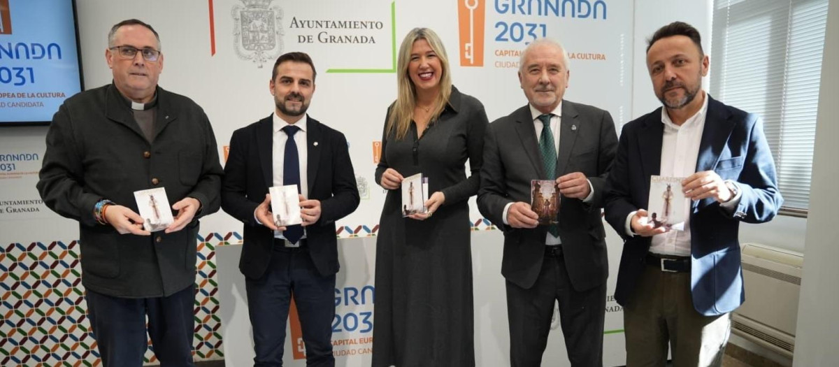 La concejala de Fiestas Mayores, el concejal de Mantenimiento y Participación Ciudadana y el presidente de la Real Federación de Hermandades presentan la Guía de Cuaresma.

REMITIDA / HANDOUT por AYUNTAMIENTO DE GRANADA
Fotografía remitida a medios de comunicación exclusivamente para ilustrar la noticia a la que hace referencia la imagen, y citando la procedencia de la imagen en la firma
12/2/2026