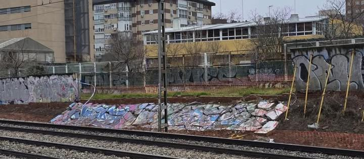 Muro desprendido en las inmediaciones del Cercanías en Fuenlabrada