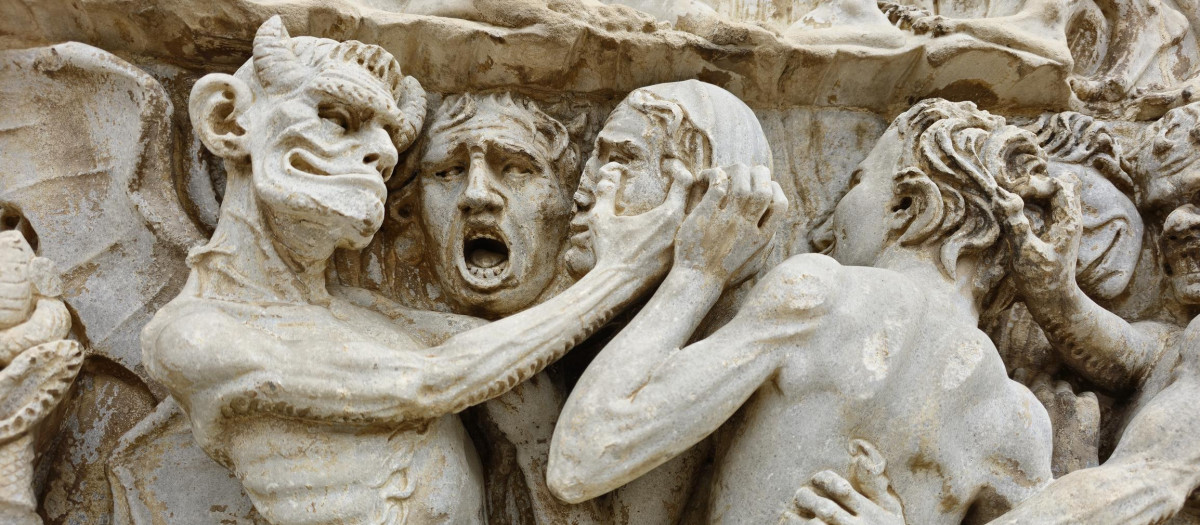 Detalle de la fachada del Duomo de Orvieto con una representación del Juicio Final.