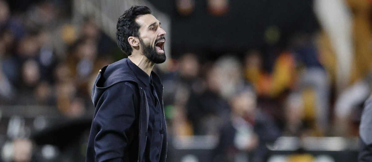 Arbeloa da indicaciones a sus futbolistas durante el partido frente al Valencia
