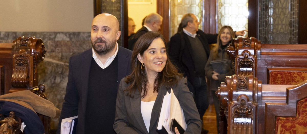 La alcaldesa de La Coruña, Inés Rey, y el portavoz del Gobierno local, José Manuel Lage Tuñas, a su llegada al pleno

REMITIDA / HANDOUT por ANDY PÉREZ
Fotografía remitida a medios de comunicación exclusivamente para ilustrar la noticia a la que hace referencia la imagen, y citando la procedencia de la imagen en la firma
12/2/2026