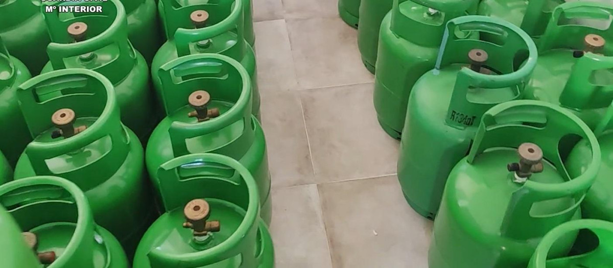 Contenedores de gases fluorados intervenidos por el Seprona de Cuenca en la operación 'Gasmot'.

REMITIDA / HANDOUT por GUARDIA CIVIL
Fotografía remitida a medios de comunicación exclusivamente para ilustrar la noticia a la que hace referencia la imagen, y citando la procedencia de la imagen en la firma
13/2/2026