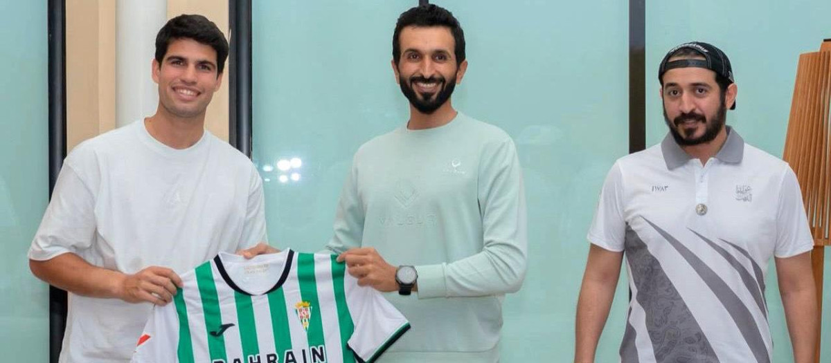Carlos Alcaraz posa con una camiseta del Córdoba CF