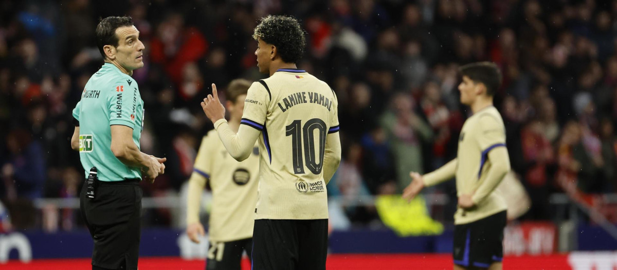 Lamine Yamal habla con el árbitro Martínez Munuera durante el Atlético - Barça