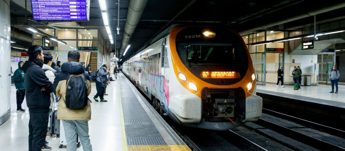 Un tren de Rodalies, en la Estación de Sants de Barcelona, hace unos días