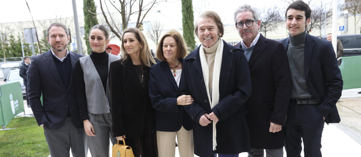 Raphael, Natalia Figueroa, Manuel Martos, Jacobo Martos y  Alejandra Martos Figueroa and Manuela Arenza Martos and Carlos Arenza Martos