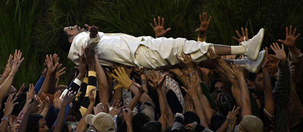 Bad Bunny durante su actuación en la Super Bowl