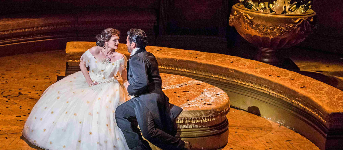 Dos intérpretes de la obra «La Traviata», de Giuseppe Verdi
