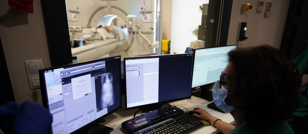 Realización de una resonancia con el nuevo equipo en el Hospital Reina Sofía de Córdoba