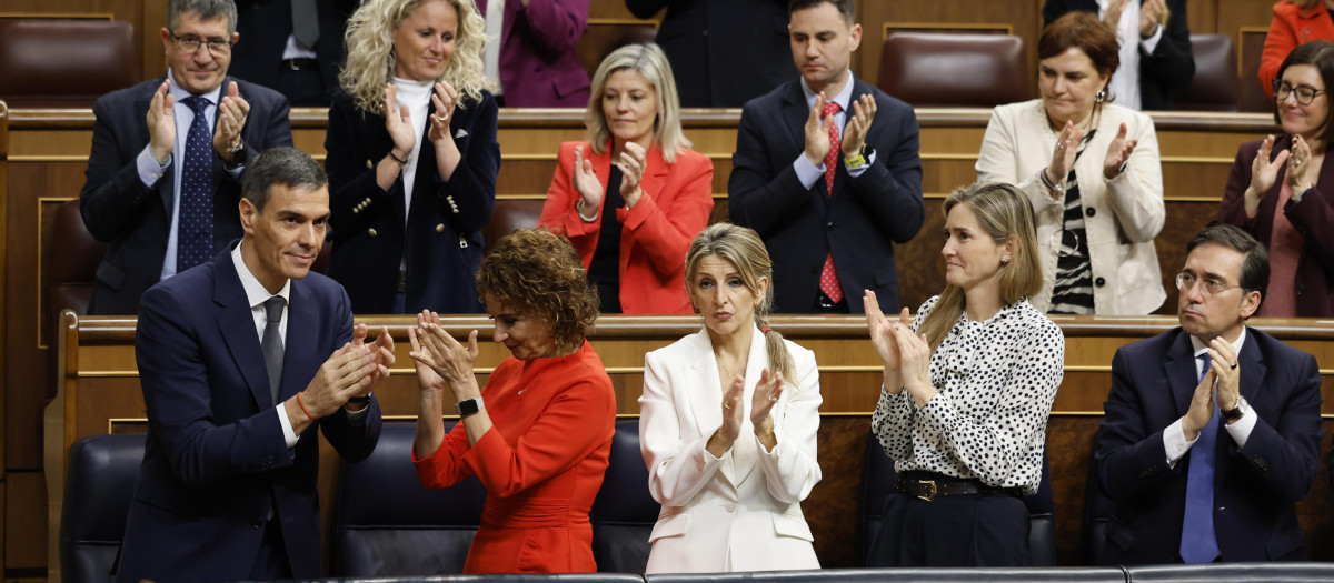 Los ministros aplauden a Sánchez en el Pleno del pasado miércoles en el Congreso