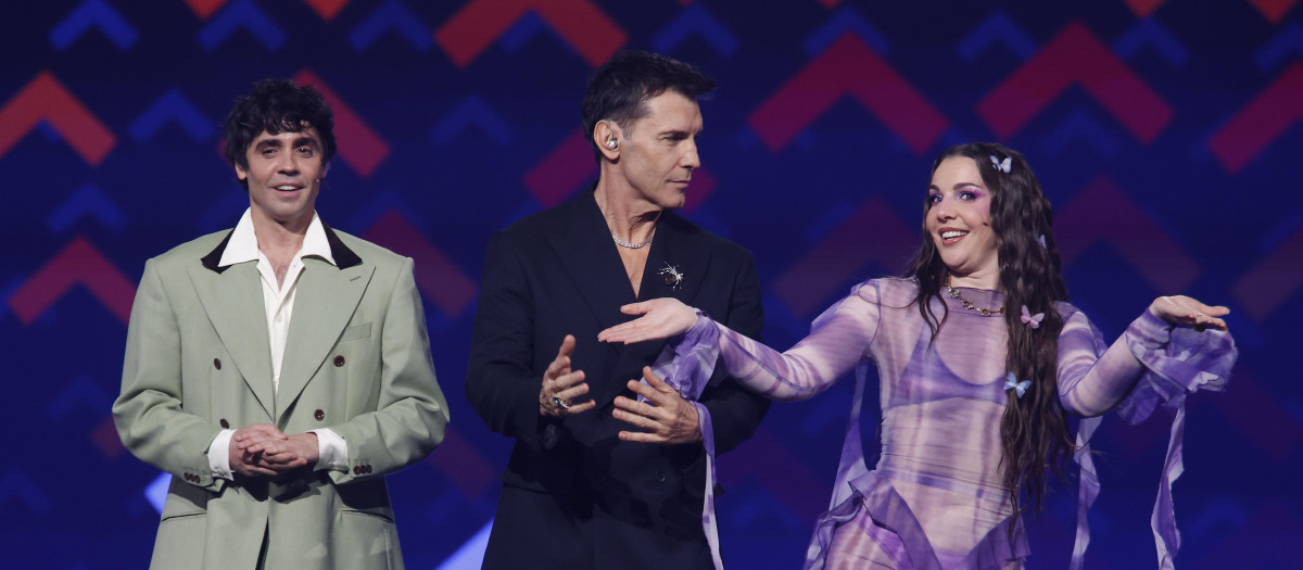 BENIDORM, 13/02/2026.- Javier Ambrossi (i), Jesús Vázquez (c) e Inés Hernán (d) presentan la segunda semifinal del Benidorm Fest que se celebra este jueves en la localidad alicantina. EFE/Morell