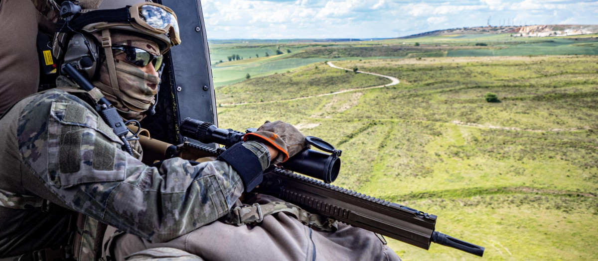 Un militar de las fuerzas especiales españoles, en un helicóptero durante el ejercicio Steadfast Dart 26