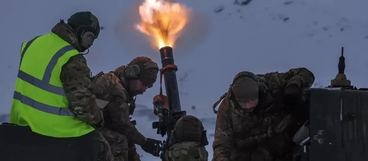 Comandos de la Marina Real realizan fuego real en Noruega. Tropas de mortero de los Comandos 40 y 45, con el apoyo de vehículos 1 BV206 del Grupo de Apoyo Blindado del Regimiento de Logística de Comandos, realizaron un entrenamiento intensivo en las montañas de Moen, Noruega