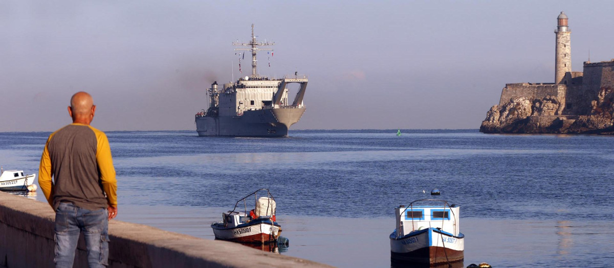 Un barco de ayuda humanitaria procedente de México llegaba ayer jueves al puerto de La Habana (Cuba)