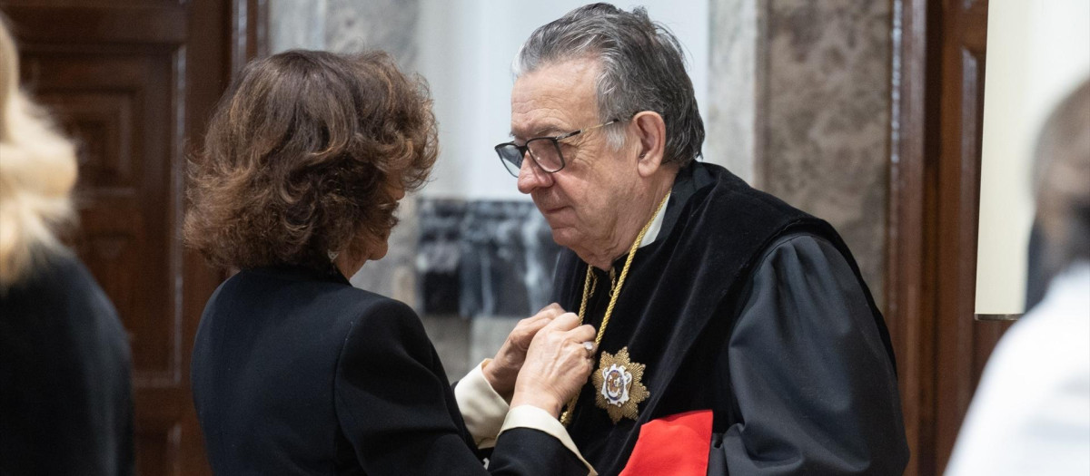 (Foto de ARCHIVO)
El consejero permanente y presidente de la Sección Primera, Miguel Herrero y Rodríguez de Miñón, y la nueva presidenta del Consejo de Estado, Carmen Calvo, durante el acto de toma de posesión de Carmen Calvo como nueva presidenta del Consejo de Estado, en el Palacio de los Consejos, a 6 de marzo de 2024, en Madrid (España). La exvicepresidenta del primer Ejecutivo de Sánchez sustituye a Magdalena Valerio, que será cesada tras anular el Supremo su designación ‘’por estimar que no cumple el requisito de contar con acreditado prestigio como jurista. Para tomar posesión del cargo, Carmen Calvo ha tenido que renunciar a su acta en el Congreso.

Eduardo Parra / Europa Press
06 MARZO 2024;PRESIDENTA;CONSEJO;ESTADO;POSESIÓN;CARGO;POLÍTICA
06/3/2024
