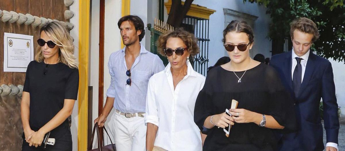 Victoria Hohenlohe con su hermano y su primo Rafael Medina y su madre Naty Abascal