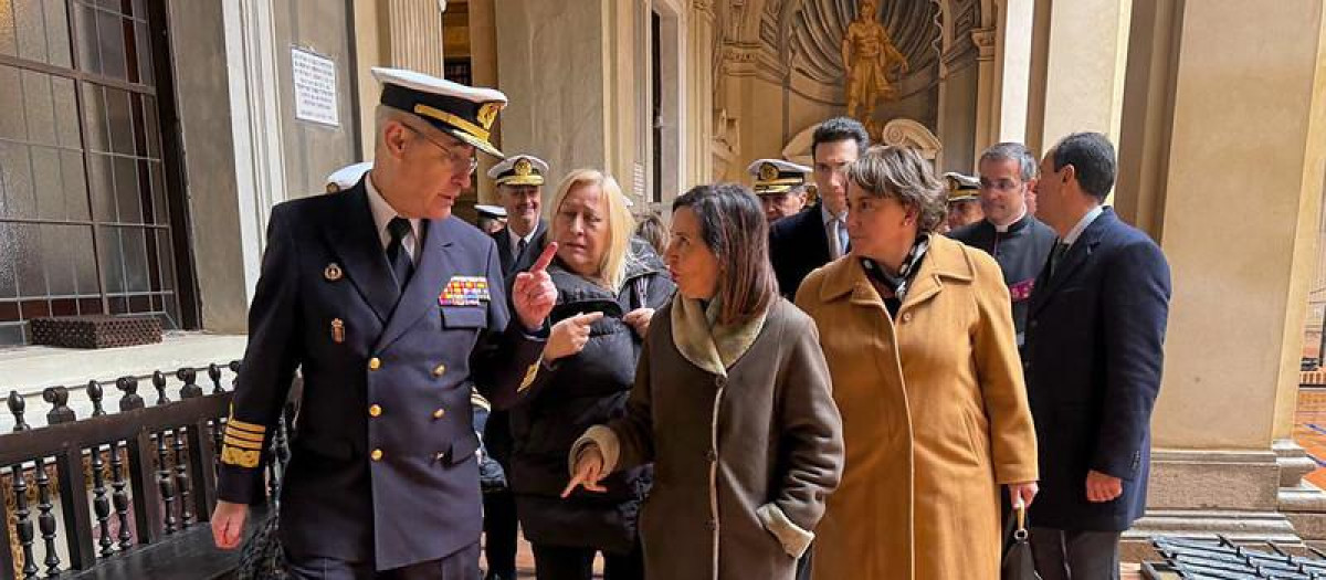 La ministra de Defensa, Margarita Robles, junto al jefe de Estado Mayor de la Armada (AJEMA), almirante general Antonio Piñeiro