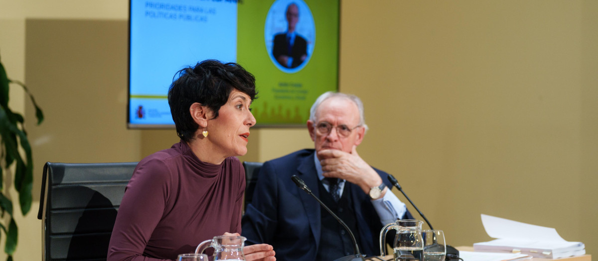 La ministra de Inclusión, Seguridad y Migraciones, Elma Saiz y el presidente del Consejo Económico y Social, Antón Costas. (Foto de ARCHIVO)