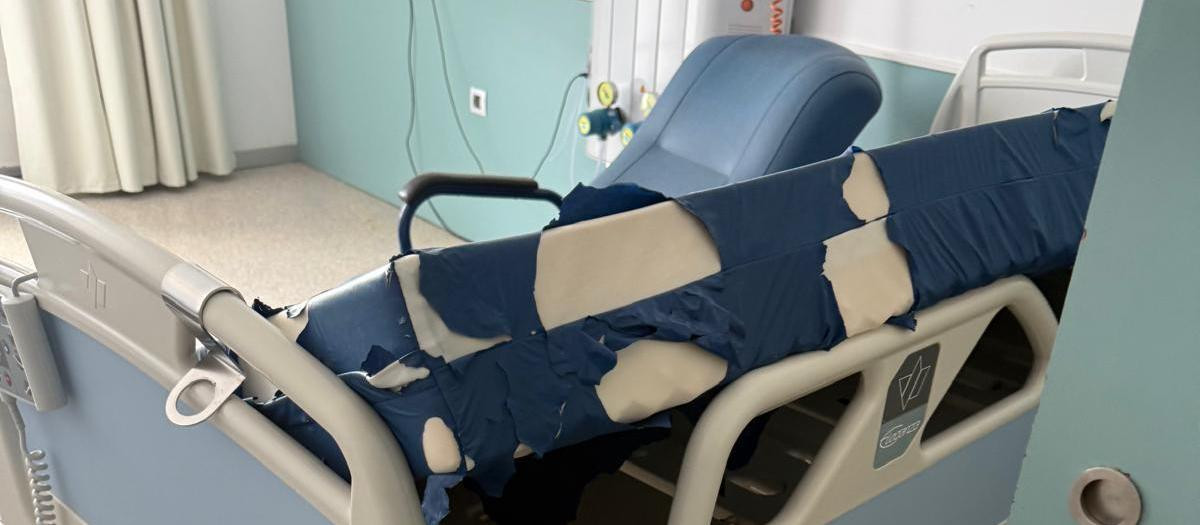 Imagen de un colchón destrozado en el Hospital Universitario de Ceuta