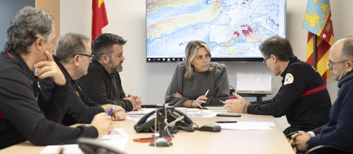Imagen de la reunión de Marta Barrachina con los bomberos por el temporal de viento