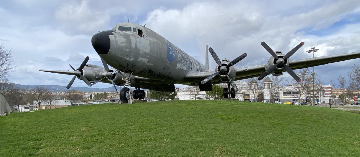 Avión Douglas DC-7, en el Balcón del Guadalquivir (Córdoba)