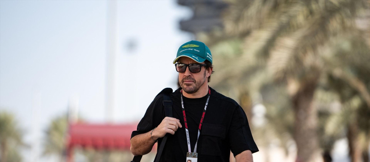 Fernando Alonso se dirige hacia el garaje de Aston Martin en el circuito de Baréin 

ALBERTO VIMERCATI / DPPI / AFP7 / Europa Press
11/2/2026 ONLY FOR USE IN SPAIN