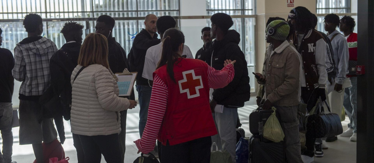 Salida extraordinaria de personasin migrantes desde el CETI de Ceuta para descongestionar las instalaciones