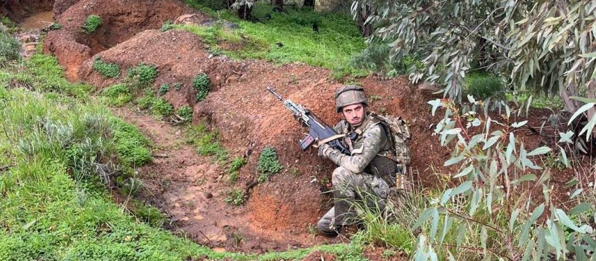 Un militar del Tercio Duque de Alba 2º de la Legión (TERLEG 2), en un ejercicio de asalto a posiciones defensivas
