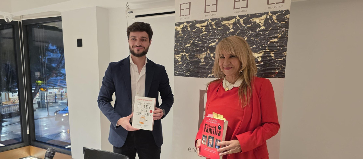 Alejandro Entrambasaguas y la periodista marbellí Amparo de la Gama posan con los libros del jefe de investigación de El Debate