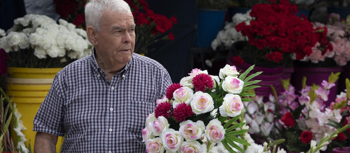 (Foto de ARCHIVO)Un hombre compra flores en Sevilla