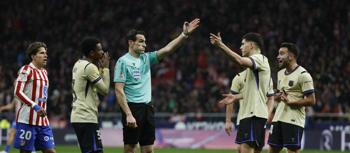 Martínez Munuera señala una falta contra el Barcelona en el duelo frente al Atlético de Madrid