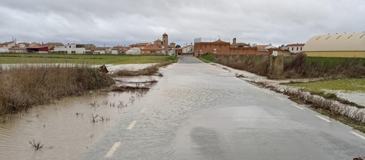 Una carreteras cortada en la provincia de Ávila debido a la presencia de balsas de agua en la calzada

REMITIDA / HANDOUT por DIPUTACIÓN DE ÁVILA
Fotografía remitida a medios de comunicación exclusivamente para ilustrar la noticia a la que hace referencia la imagen, y citando la procedencia de la imagen en la firma
14/2/2026