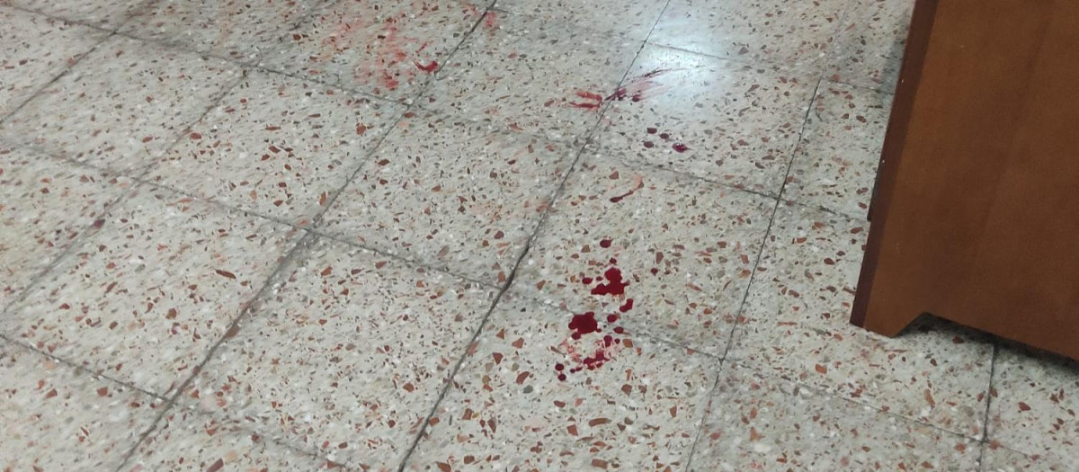 Imagen de los restos de sangre tras el brutal ataque a dos ancianos en su casa de Nules.