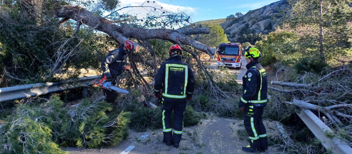 Imagen de un servicio de los Bomberos de Castellón durante la borrasca Oriana.