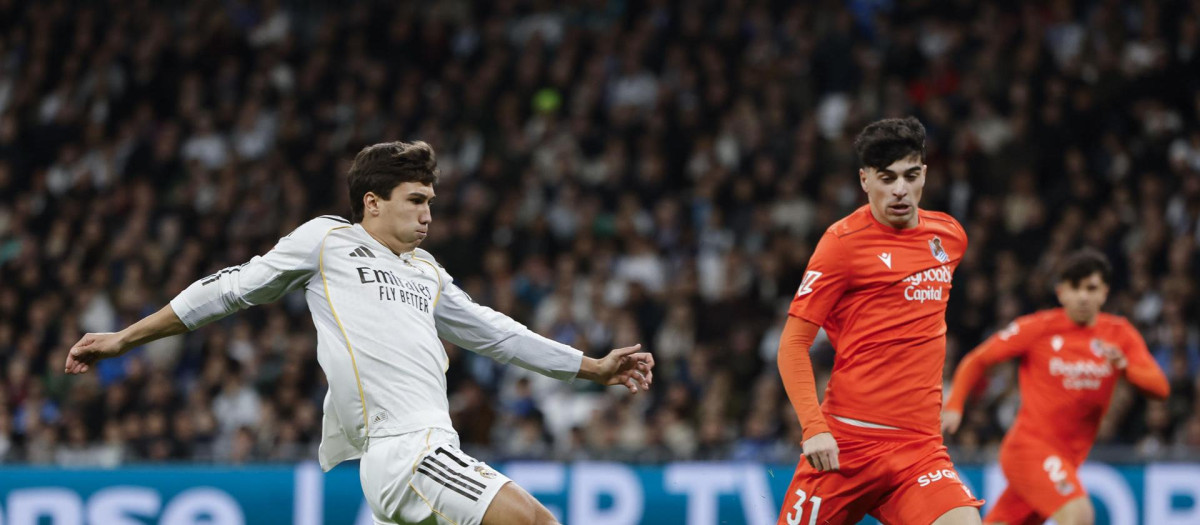Gonzalo García tira a puerta en el encuentro frente a la Real Sociedad
