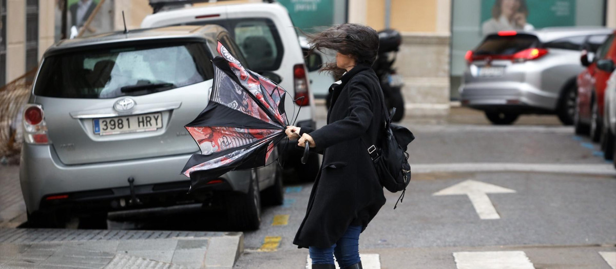 (Foto de ARCHIVO) Imagen de transeúntes por el centro de Málaga protegiéndose de la lluvia y el fuerte viento del temporal
