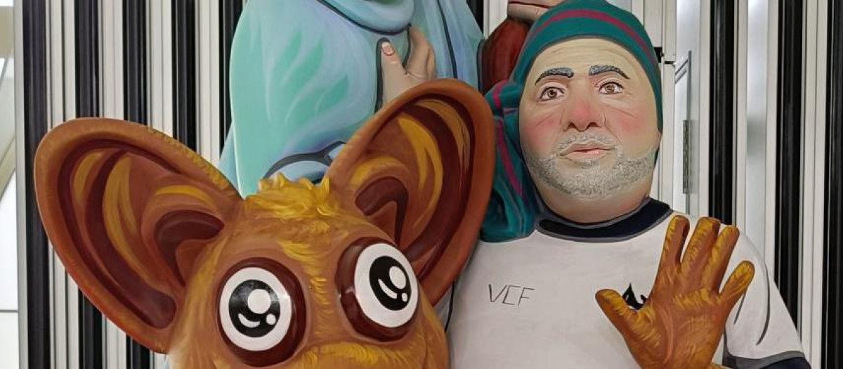 Imagen del ninot en homenaje a Julián Carabantes del artista Víctor Navarro Granero para la Falla Dr. Álvaro López - San Juan de Dios.