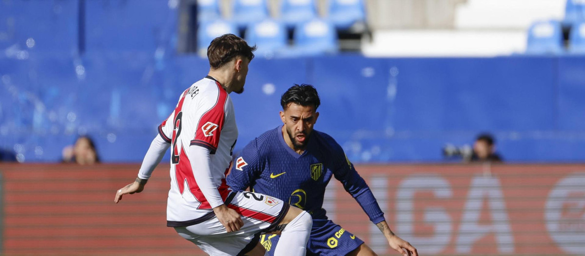 Andrei Ratiu (i) pelea un balón con Nico González