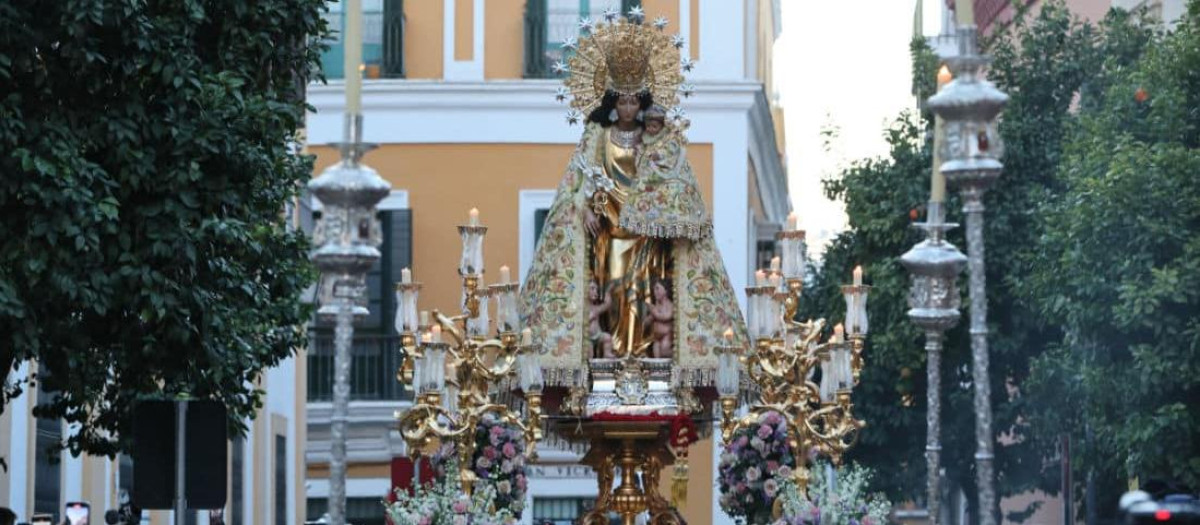 Imagen de la procesión a costal de la Virgen de los Desamparados de Valencia por Sevilla en febrero de 2025.