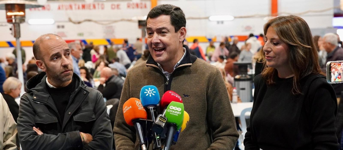 El presidente de la Junta, Juanma Moreno, este domingo en Ronda (Málaga) acompañado por el alcalde de Grazalema (Cádiz) y la alcaldesa de Ronda.

ÁLEX ZEA/EUROPA PRESS
15/2/2026