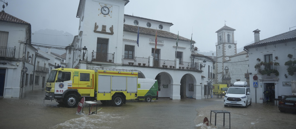 Bomberos de la provincia de Cádiz trabajan en labores de achique de agua en calles y viviendas en la localidad gaditana de Grazalema tras el paso de la borrasca Leonardo. A 4 de febrero de 2026, en Grazalema, Cádiz (Andalucía, España). La Unidad Militar de Emergencia (UME) interviene en Grazalema, en tareas de achique de agua en casas y calles de este municipio, que se está viendo afectada por el paso de la borrasca Leonardo, que ya ha dejado por el momento 278 litros de precipitaciones acumuladas.

Joaquín Corchero / Europa Press
04/2/2026