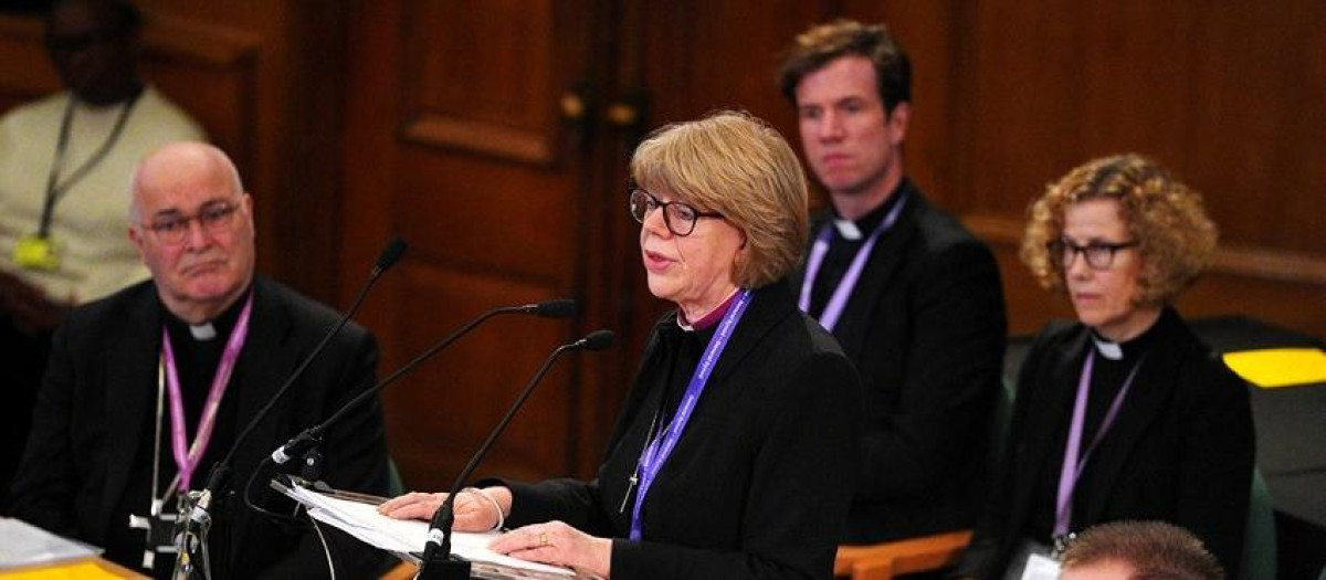 La 'arzobispa' Sarah Mullally se dirige al Sínodo General de la Iglesia de Inglaterra en The Church House (Londres) el pasado martes