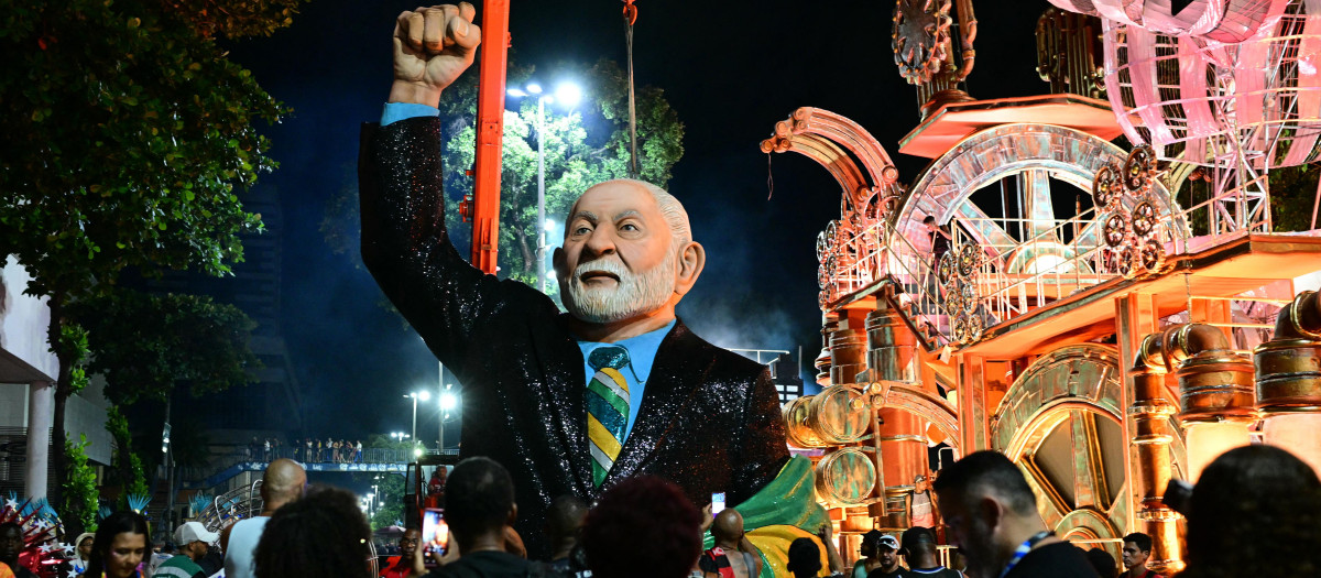 Una carroza con la imagen de Lula durante el desfile de escuelas de samba en el Carnaval de Rio