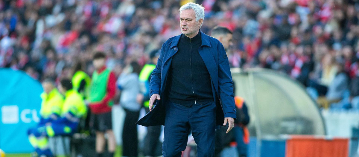 José Mourinho, en un partido con el SL Benfica esta temporada
