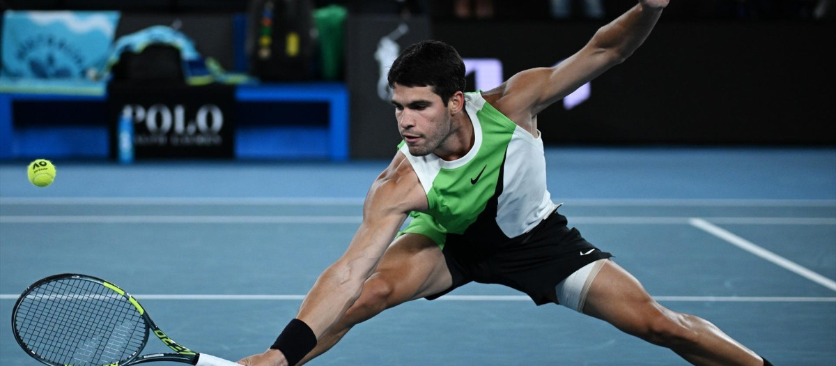 (Foto de ARCHIVO)
MELBOURNE, Feb. 1, 2026  -- Carlos Alcaraz hits a return during the men's singles final between Carlos Alcaraz of Spain and Novak Djokovic of Serbia at the Australian Open tennis tournament in Melbourne, Australia, Feb. 1, 2026.,Image: 1071168021, License: Rights-managed, Restrictions: , Model Release: no, Credit line: Wang Shen / Xinhua News / ContactoPhoto
Editorial licence valid only for Spain and 3 MONTHS from the date of the image, then delete it from your archive. For non-editorial and non-licensed use, please contact EUROPA PRESS.

01/2/2026 ONLY FOR USE IN SPAIN