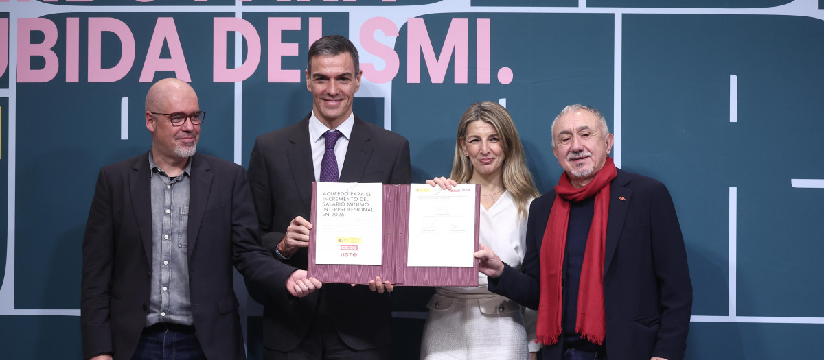 El secretario general de CCOO, Unai Sordo; el presidente del Gobierno, Pedro Sánchez; la vicepresidenta segunda y ministra de Trabajo y Economía Social, Yolanda Díaz, y el secretario general de UGT, Pepe Álvarez, durante el acto de la firma del acuerdo para la subida del salario mínimo interprofesional (SMI) para 2026