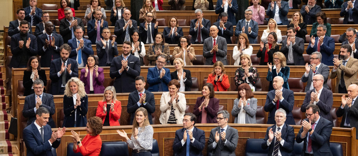 El grupo parlamentario socialista aplaude a Sánchez en el Pleno del pasado miércoles